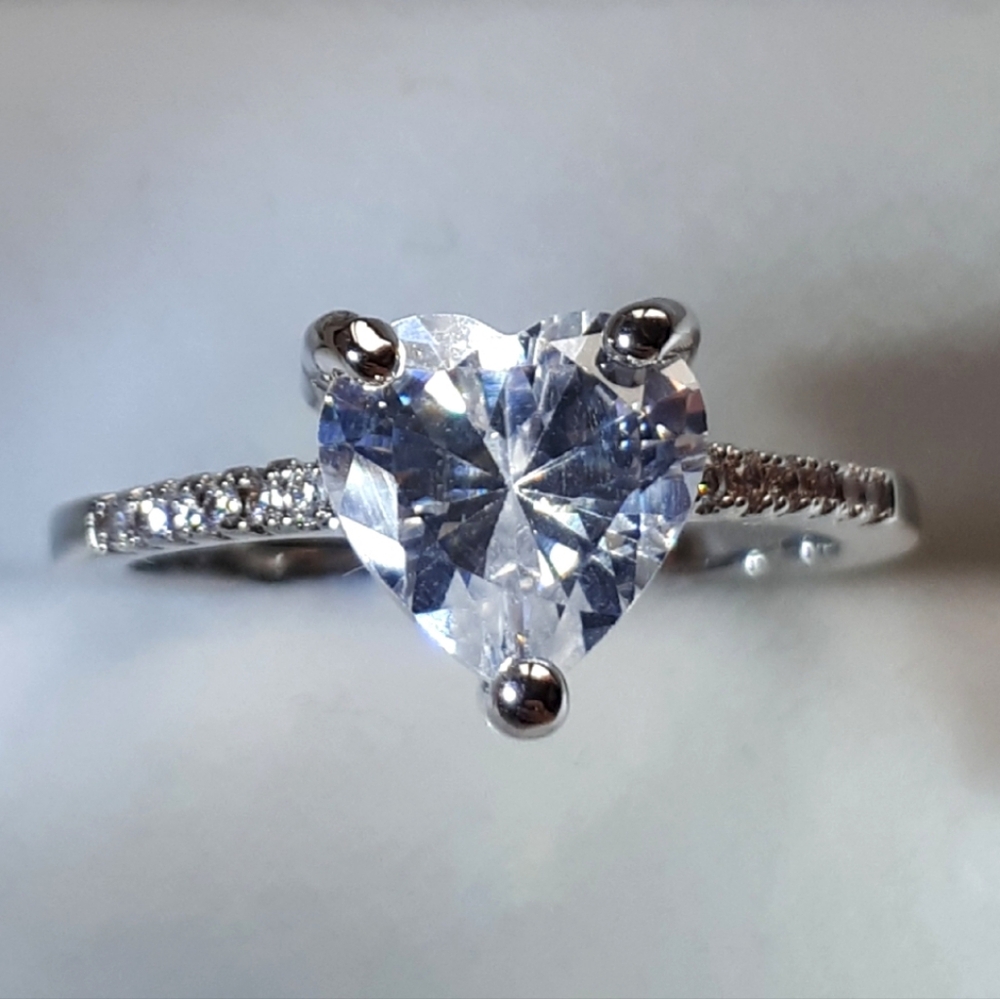 Pretty silver ring hallmarked 925 size 8 it is new heart-shaped zircon crystal